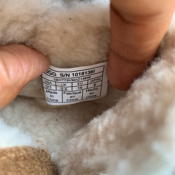Baby Ugg soft and comfy sheep skin on the inside. - Picture 6 of 6